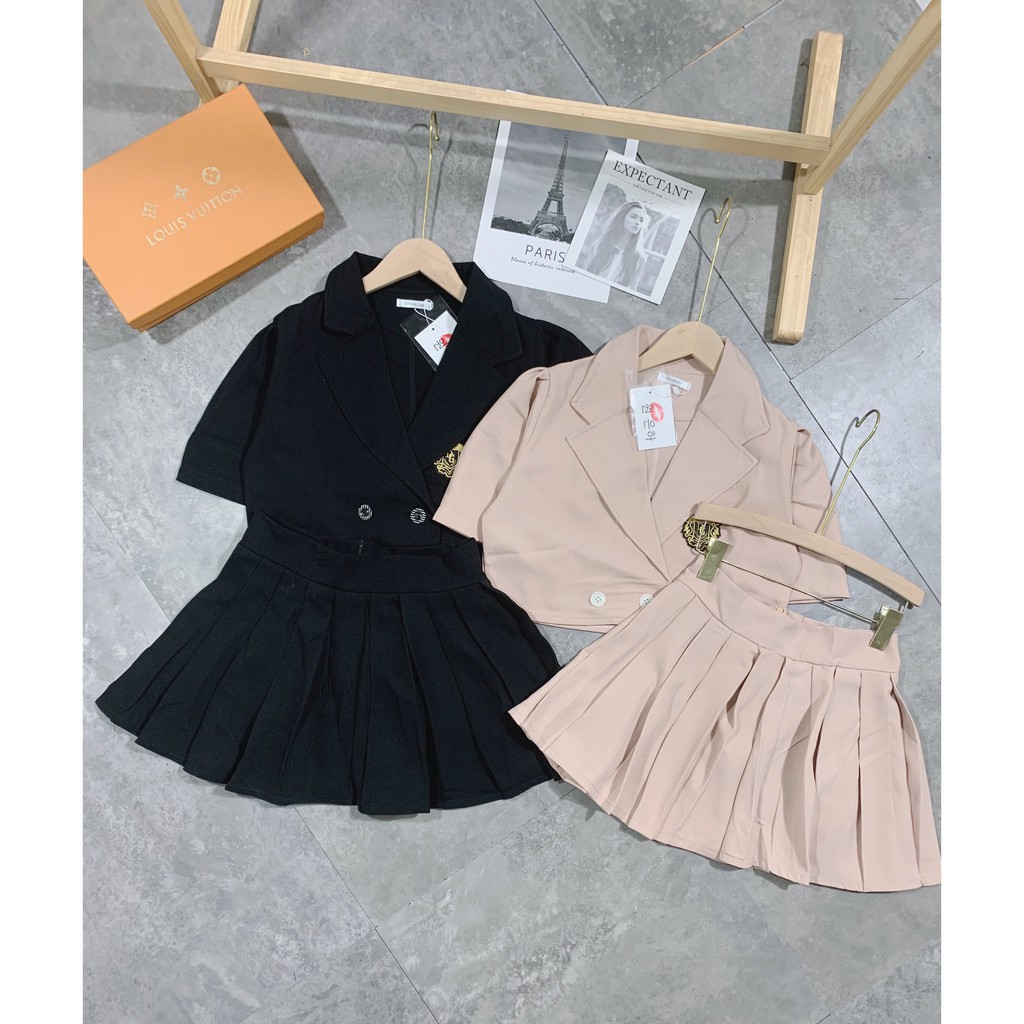 Sét áo croptop cổ vest tay bồng đáp logo mix chân váy xếp ly về sẵn hàng-Xưởng may 4 mùa Ngọc Linh