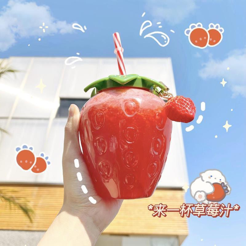 Bình đựng nước hình quả dâu tây, tặng móc quả dâu và vòi hút