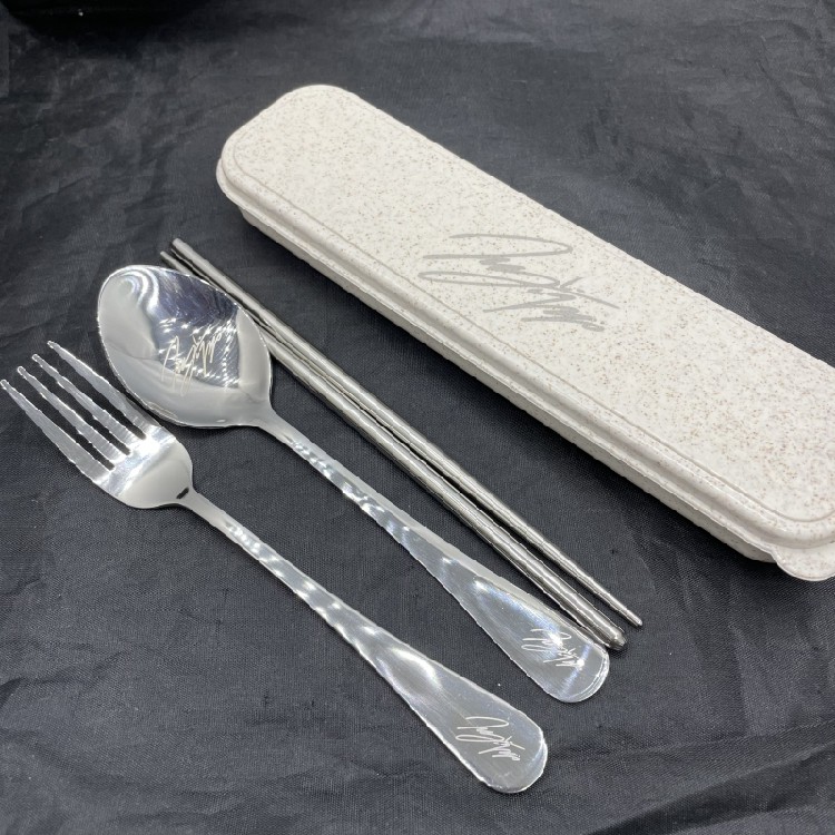 Set hộp thìa đũa in chữ ký Vương Nhất Bác_Tiêu Chiến