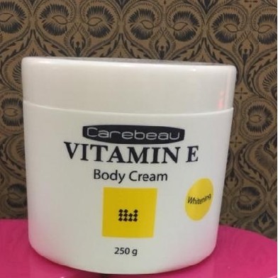 Kem dưỡng da Vitamin E Body Cream màu trắng 250g hiệu Carebeau Thái Lan