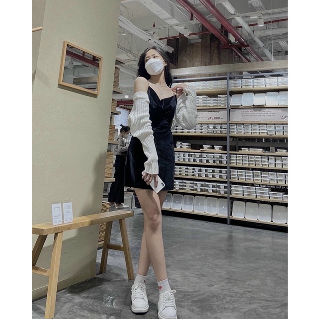 Đầm đen đỏ 2 dây nhung cổ đỗ hở lưng