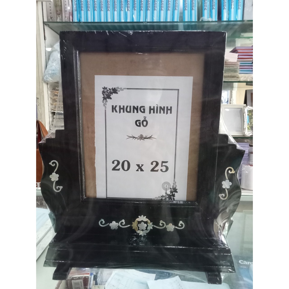 Khung hình thờ gỗ có chân đế có 2 màu đen và nâu đỏ 20x25