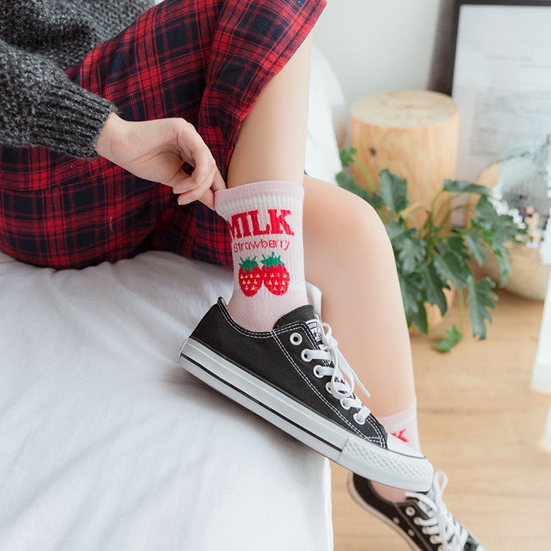 Đôi vớ dệt kim thêu họa tiết dễ thương phong cách Nhật Bản