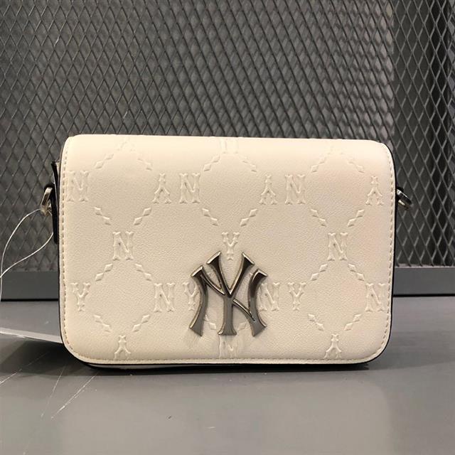 Túi đeo chéo MLB hình vuông cỡ nhỏ đính phụ kiện kim loại hình logo NY thời trang Hàn Quốc 2021