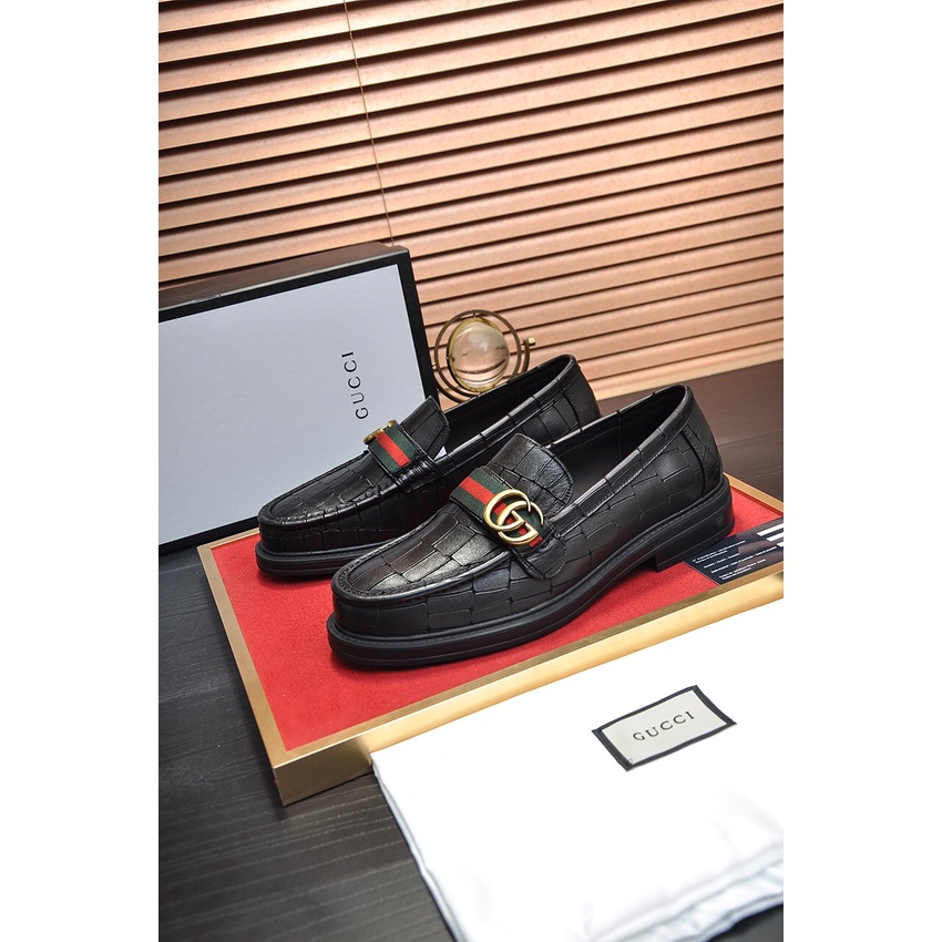 Giày round toe nam da thật GUCCI GG GC mang phong cách sang trọng và cổ điển với mặt da thiết kế ấn tượng và cao cấp