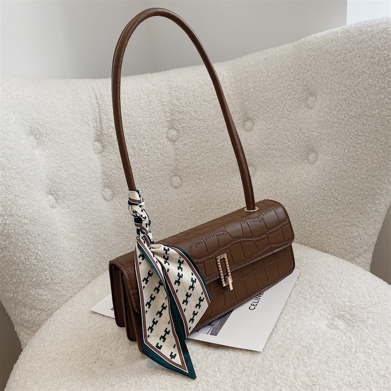 Túi đeo chéo họa tiết dập nổi thời trang thu đông 2021