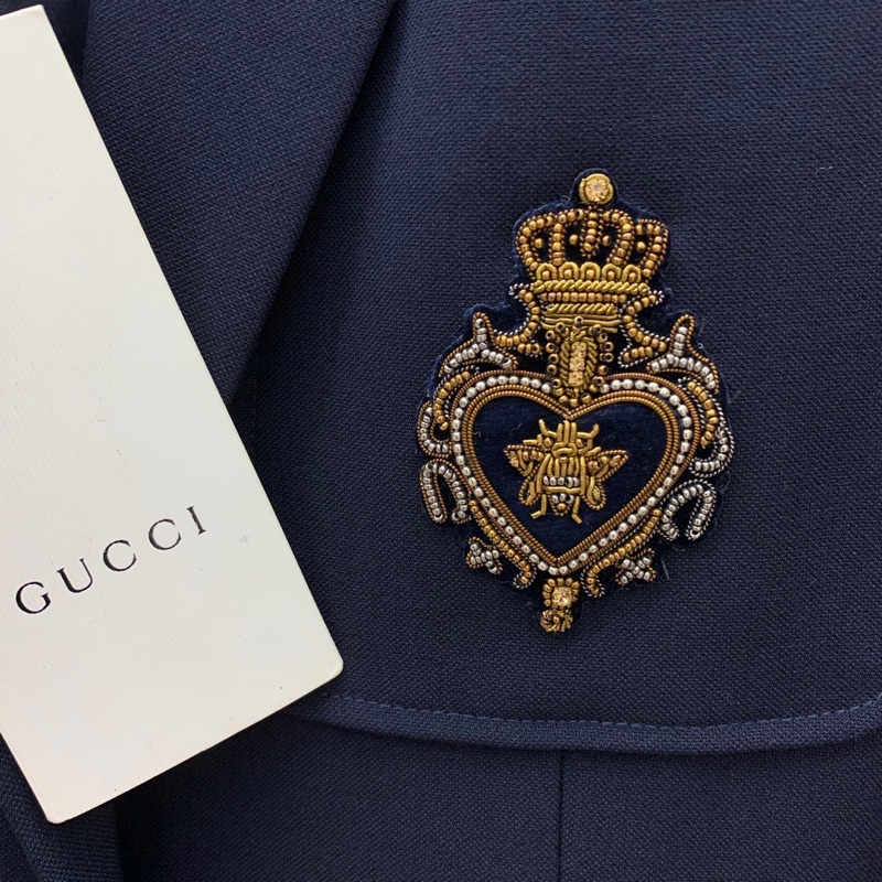 Áo blazer nữ dáng ôm thêu huy hiệu thương hiệu Gucci GC cao cấp | BigBuy360 - bigbuy360.vn
