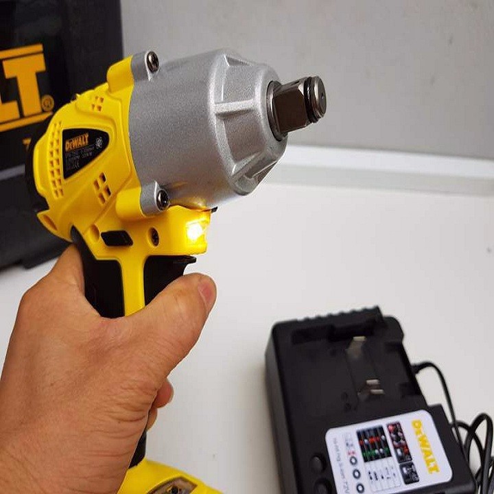 Máy siết bu lông pin DEWALT-72V - Máy vặn bu lông dùng pin DEWALT 72V