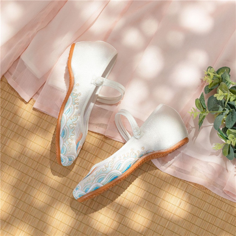 2023Giày Vải Satin Gót Thấp Thêu Họa Tiết Phong Cách Trung Hoa Cổ Điển Thời Trang Xuân Thu Cho Nữ