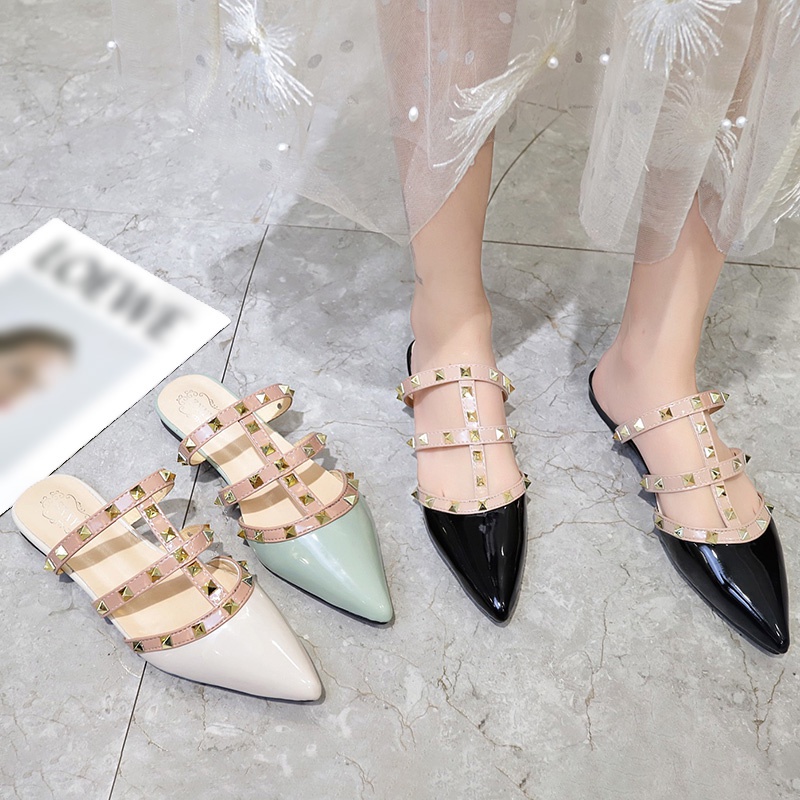 Giày mules đế phẳng mũi nhọn phối đinh tán đơn giản dành cho nữ