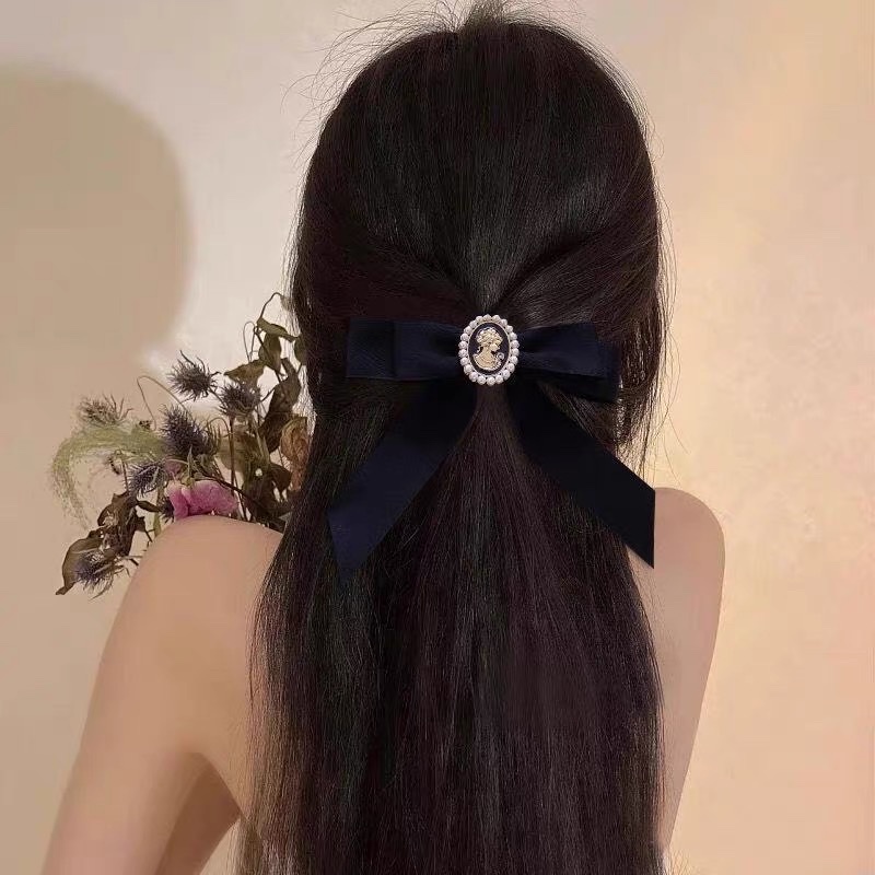 Kẹp Tóc Hình Nơ Viền Châu Chân Dung Nữ - Vani Store [PKT00257]