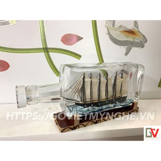 Mô hình thuyền gỗ trong chai thủy tinh kèm tiểu cảnh sóng biển - Dài 25cm