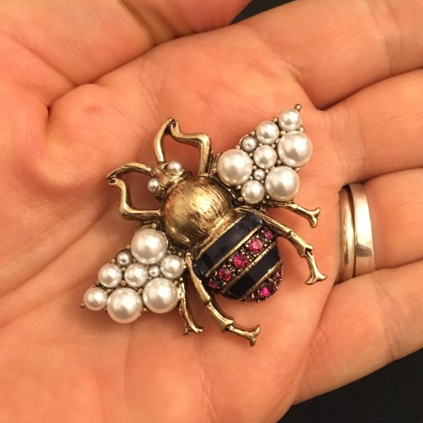 Ghim Cài Áo Hình Con Ong Đính Ngọc Trai Nhân Tạo Thời Trang