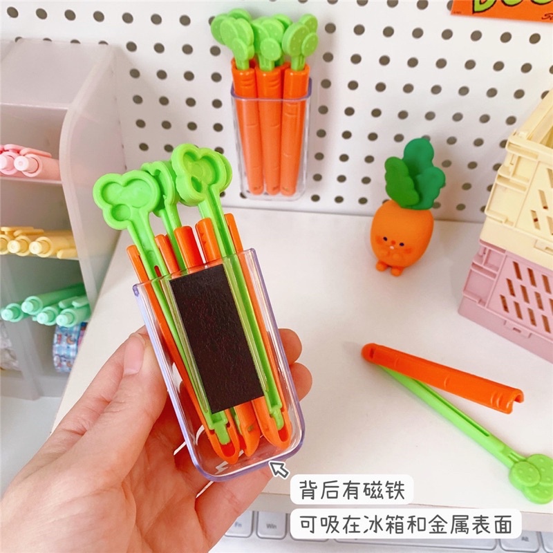 (Bán Buôn Sỉ) Set 5 Thanh Kẹp Miệng Túi Hình Cà Rốt Kèm Khay Dán Tường