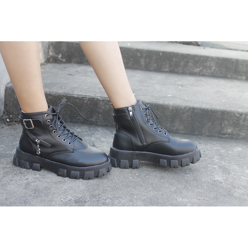 Giày boots đen cổ vừa khoá gài FLATFORM IB | BigBuy360 - bigbuy360.vn