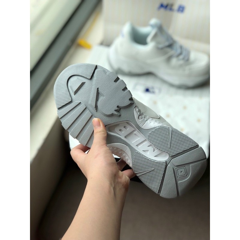 Giày Sneaker trắng in chữ xanh đế cao