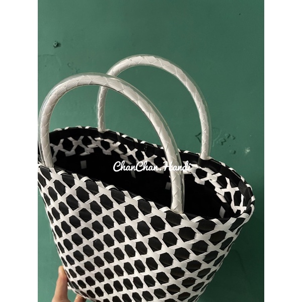 Túi nhựa đan lưới form vuông đứng màu trắng đen đan xen thời trang