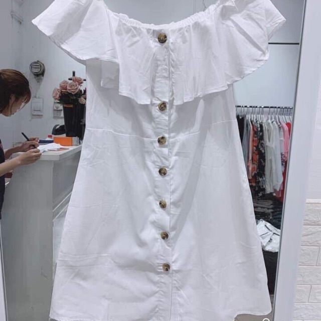 Váy trễ vai trắng