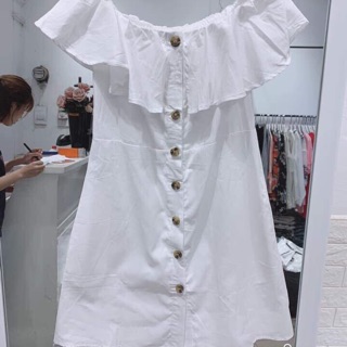 Váy trễ vai trắng