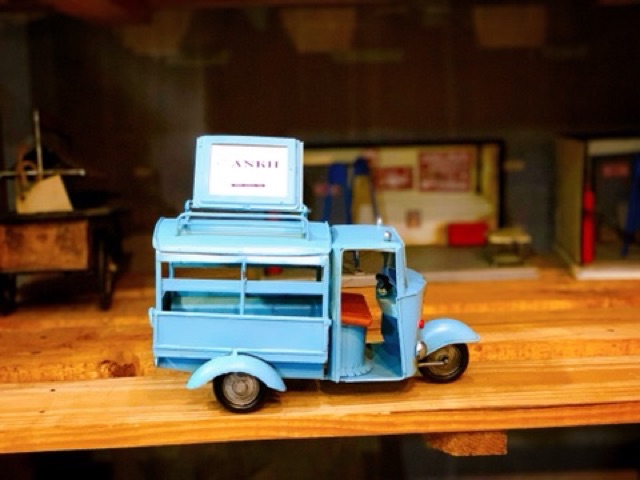 Mô hình trang trí kiểu xe Lam Việt Nam làm bằng tay