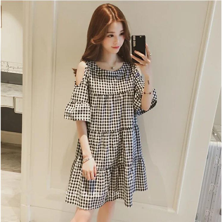 Váy bầu kẻ caro hở vai