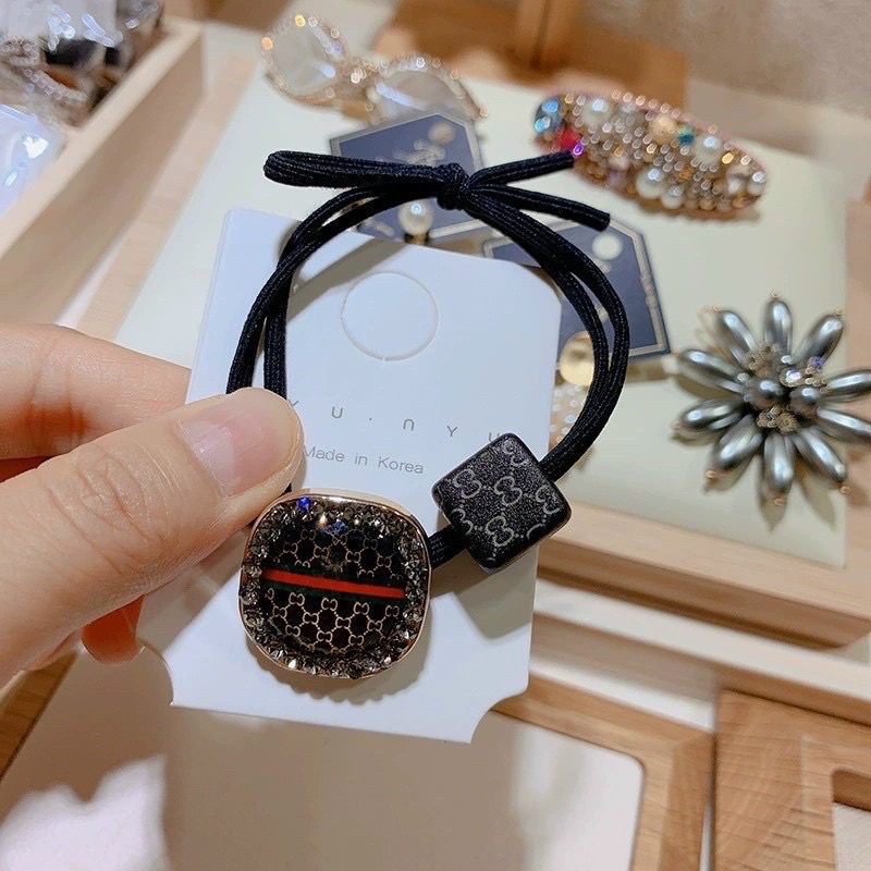 Dây Cột Tóc Sang Chảnh Mang trong Cách Retro Hàn Quốc
