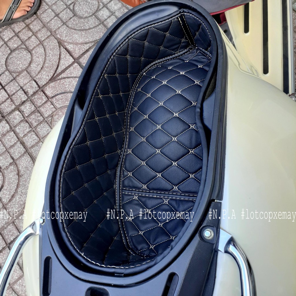 Lót cốp da xe Vespa GTS CÓ TÚI để giấy tờ.