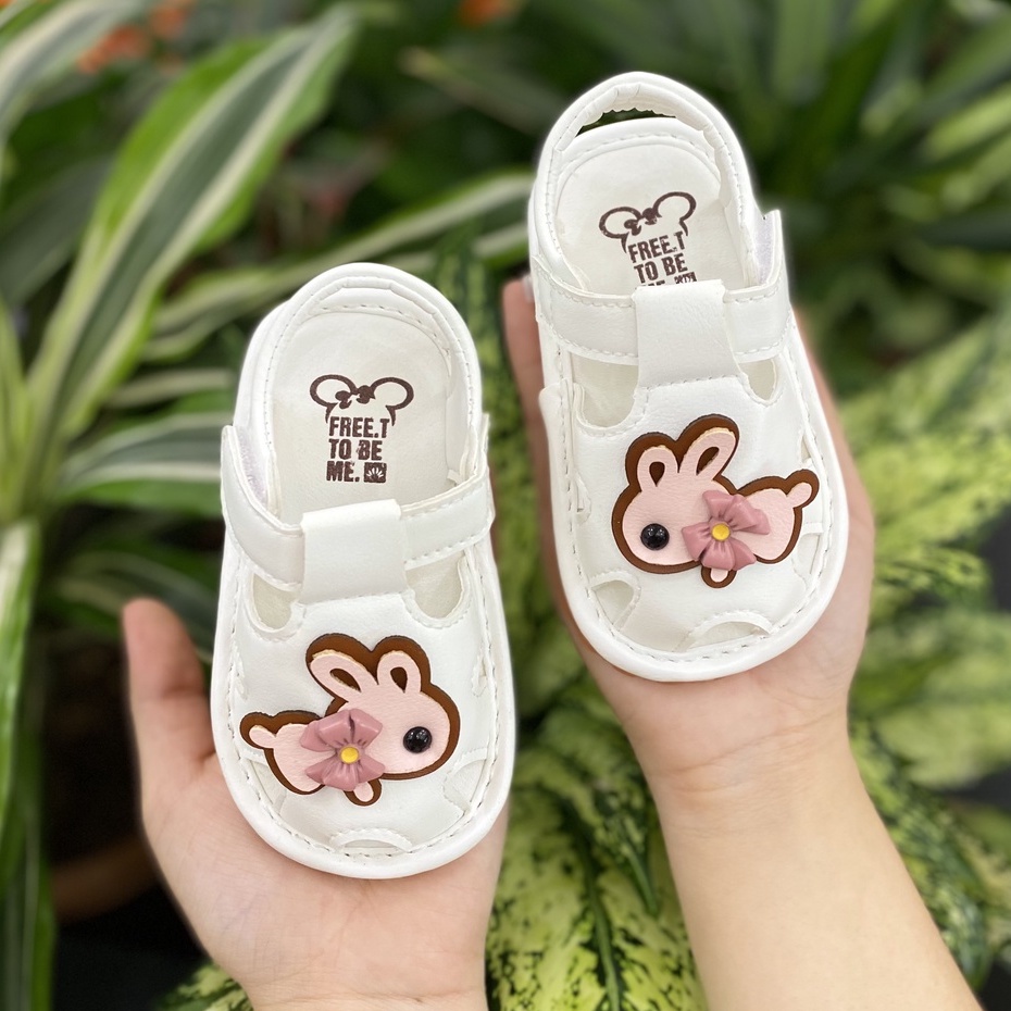 Sandal tập đi cho bé gái đế mềm chống trơn có kèn hoạt tiết thỏ