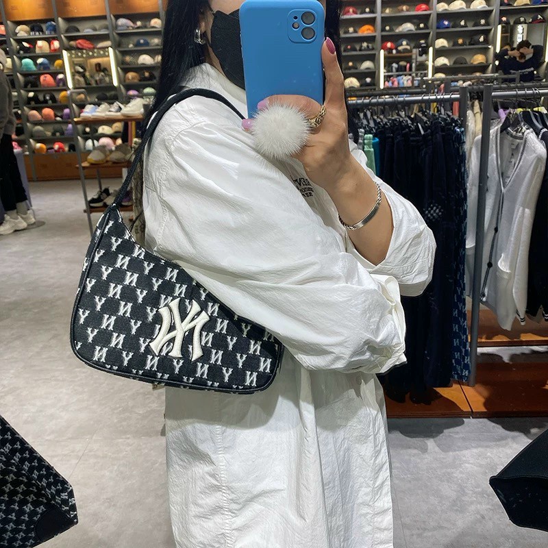 Túi kẹp nách DENIM MLB màu đen