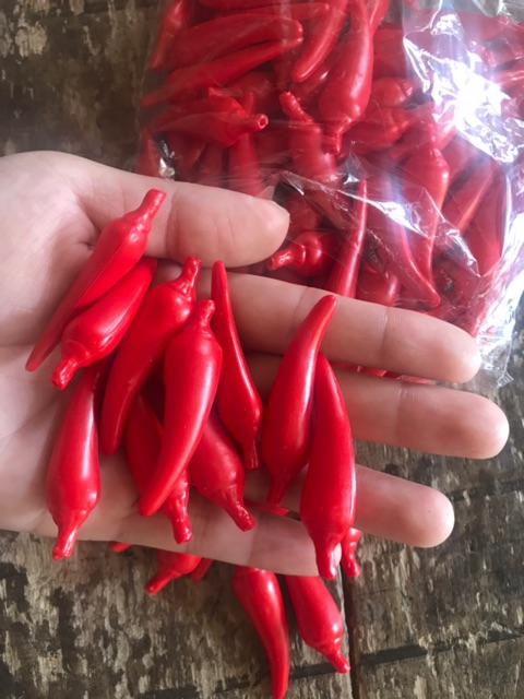 Bịch 100, 200 quả ớt to, nhỡ, nhỏ màu đỏ, cam, xanh bằng xốp , nhựa có sẵn tại kho. Làm cốt rồng phượng bằng ớt giả .