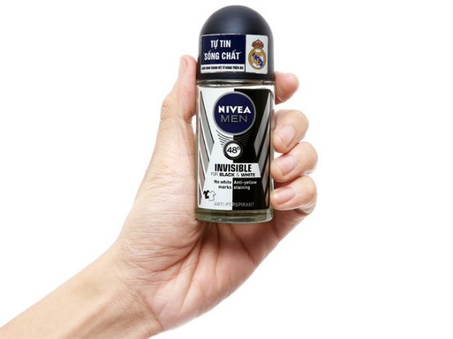 Lăn khử mùi Nivea Men Invisible For Black &amp; White chai 50ml