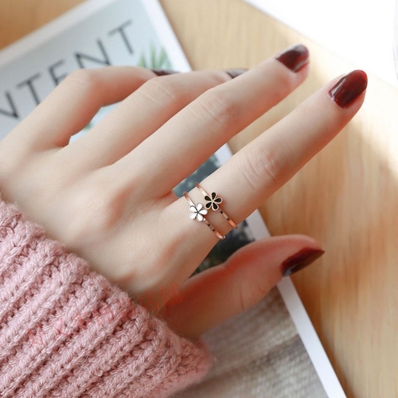 Vòng thép titan Họa Tiết Hoa Cúc Nhỏ Màu Trắng Đen Không Phai Màu Phong Cách Hàn Quốc