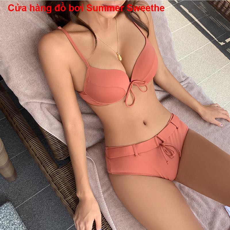 Áo tắm bikini gợi cảm của phụ nữ ngực nhỏ màu hồng Hàn Quốc tập hợp chia tam giác mỏng