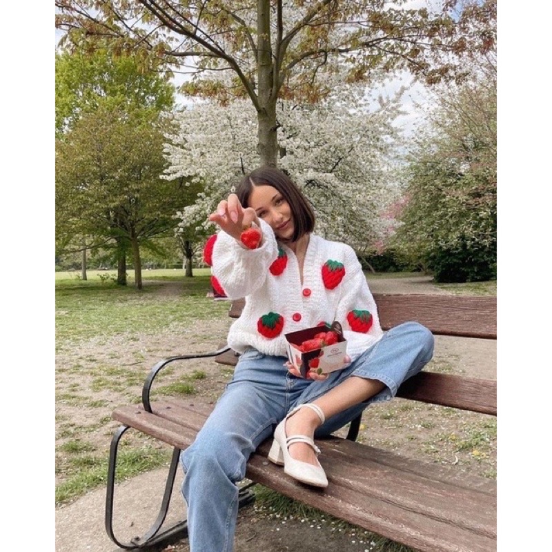 Áo khoác Cardigan dâu nổi len móc cho nữ sợi 2mm