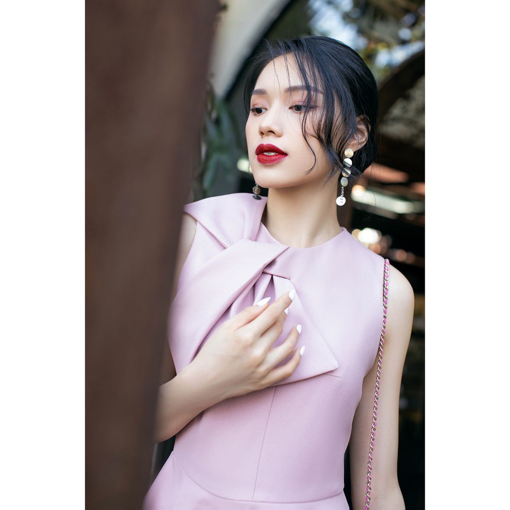 Đầm sát nách dáng xoè xoắn nơ cổ LAMVYVU tafta lụa.Chất vài mềm, co giãn, mặt vải có độ bóng sang trọng | BigBuy360 - bigbuy360.vn