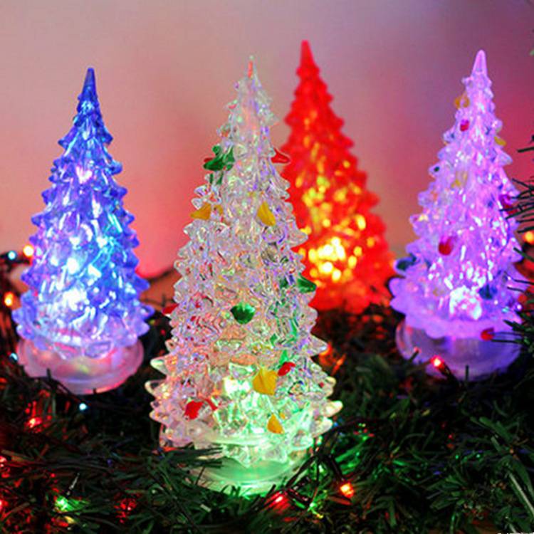 1 cây thông noel đèn LED nhiều màu sắc chạy bằng pin trang trí nhà cửa