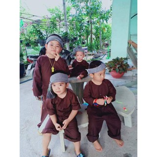 Bà ba nâu cho bé có quà tặng dân gian