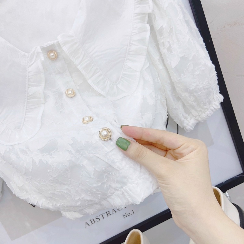 Set áo trắng hoa nổi cổ sen chân váy