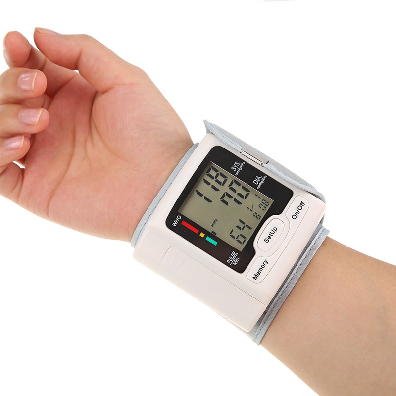 Đồng hồ điện tử máu đeo tay chăm sóc sức khỏe