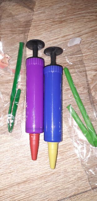 Chiếc ống bơm bằng nhựa mini để bơm bong bóng