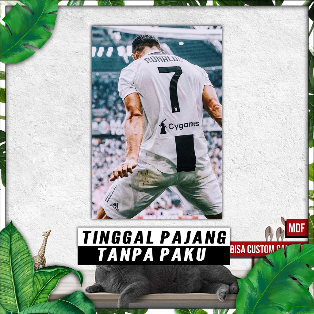 Poster Treo Tường Hình Cầu Thủ Bóng Đá Cristiano Ronaldo Mdf032