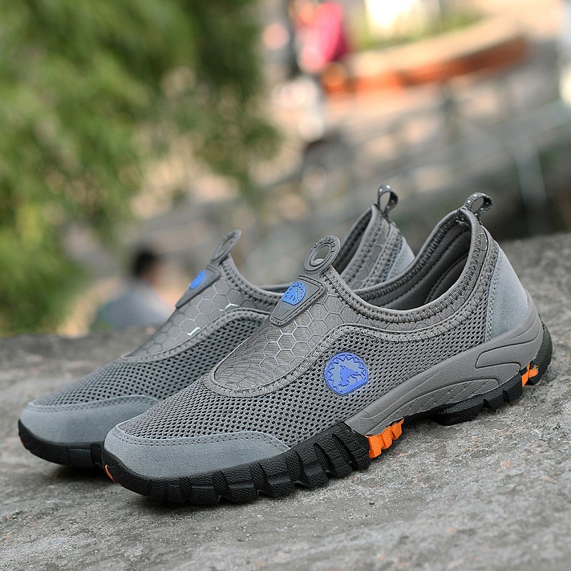 Men's mountaineering shoes with dynamic mesh