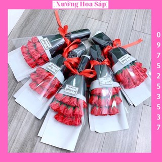 Hoa sáp thơm bó 11 bông hoa hồng đỏ giấy đen nơ đỏ