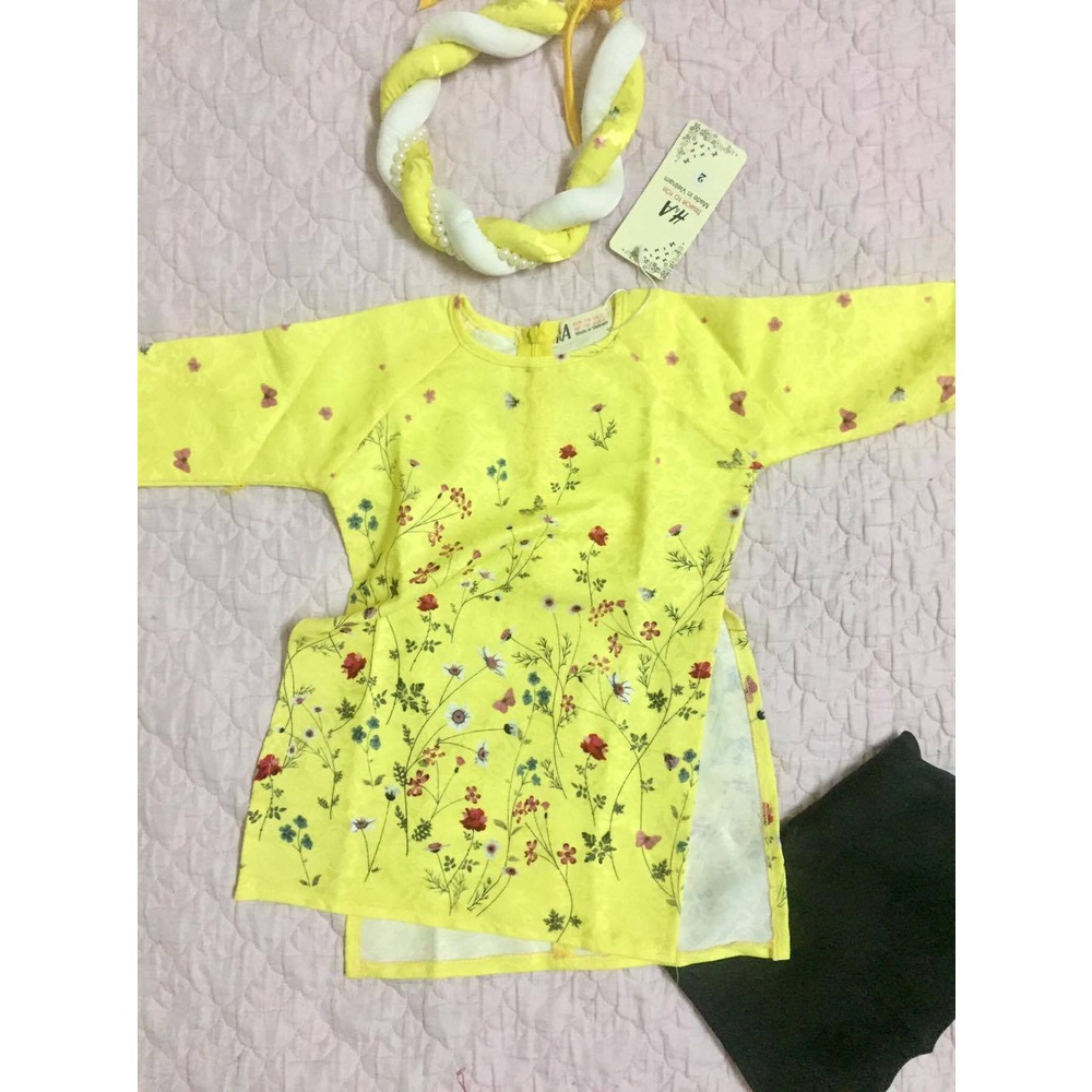 Áo dài mẹ con màu vàng