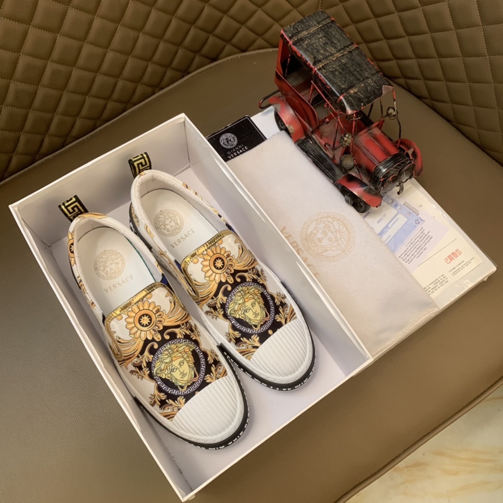 Giày lười nam cao cấp Versace mang đến phong cách thể thao và năng động tạo nên sự nổi bật