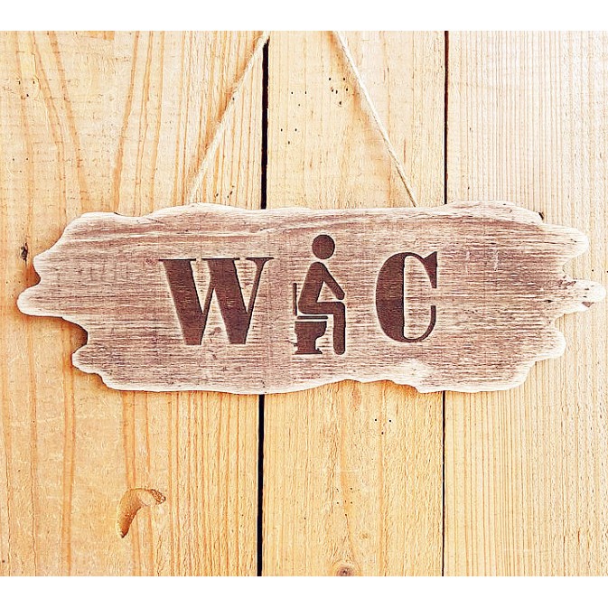 Bảng WC, WECOM hình gỗ cây độc đáo.