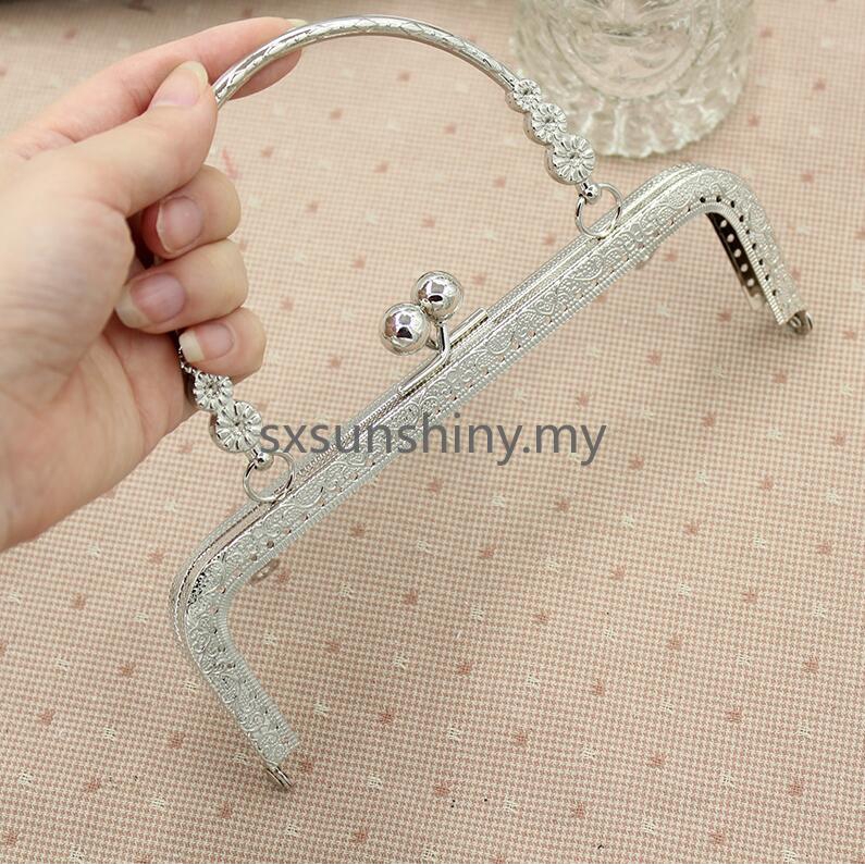 1 khung kim loại hình vuông 18.5cm/20.5cm