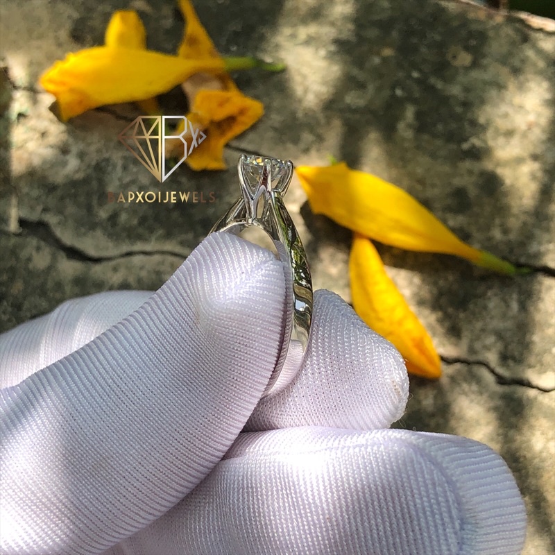 Nhẫn Moissanite viên chủ 5,4ly trắng nước D rực lửa ; Chất liệu bạc 925 mạ bạch kim