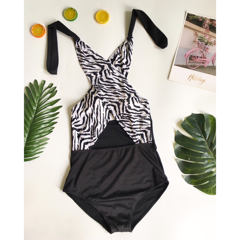 Bikini xẻ ngực sọc vằn phối đen thời thượng