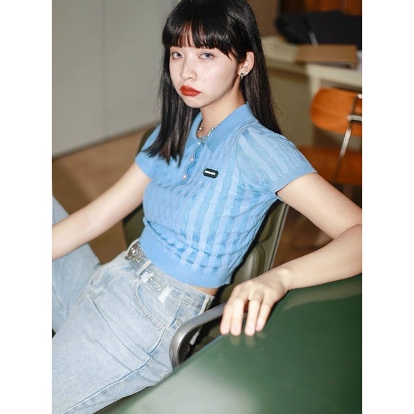 Áo len cổ bẻ dáng len bo ôm sát tag đính ngực hoạ tiết xoắn thừng